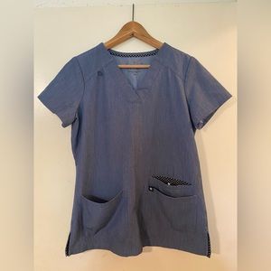 Beyond women’s scrub top, size xs